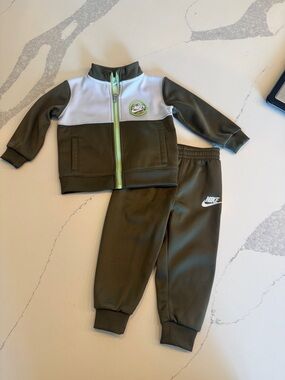 NWOT- Nike Sweatsuit